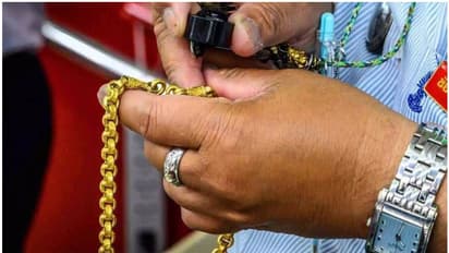 മുക്കുപണ്ടം പണയം വെച്ച് ലക്ഷങ്ങൾ തട്ടിയെടുത്ത് സഹകരണ ബാങ്ക് ജീവനക്കാർ; ഇരു ചെവിയറിയാതെ ഒതുക്കാൻ ശ്രമം, നടപടി