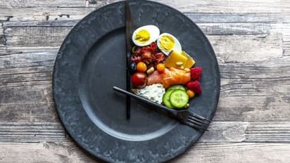 वजन घटाने के लिए कर रही है इंटरमिटेंट फास्टिंग, पढ़ ले फायदे और नुकसान