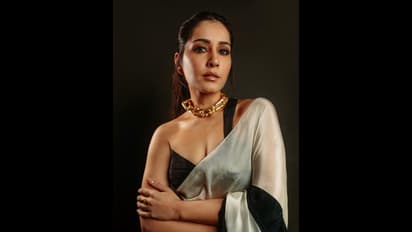 కళ్లు చెదిరిపోయే అందం.. రాశీఖన్నా లేటెస్ట్ స్టన్నింగ్‌ లుక్స్ వైరల్‌.. 