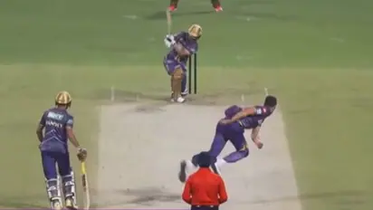 25 കോടിയുടെ മുതലാണ്, ഇങ്ങനെ ഒരു മയമില്ലാതെ അടിക്കരുത്; സ്റ്റാര്ക്കിനെ അടിച്ചുപറത്തി റിങ്കുവും മനീഷ് പാണ്ഡെയും