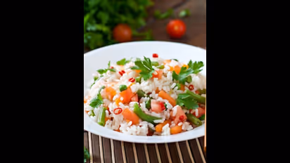 வெறும் 10 நிமிடத்தில் டேஸ்டான வெஜ் பிரைடு ரைஸ்.. ரெசிபி இதோ!!