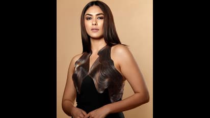 బాడీపార్ట్స్ ని జూమ్‌ చేసి ట్రోల్‌ చేస్తున్నారు.. మృణాల్‌ ఠాకూర్‌ ఫైర్‌.. నటిని ఐటెమ్‌లా చూస్తున్నారని ఆవేదన