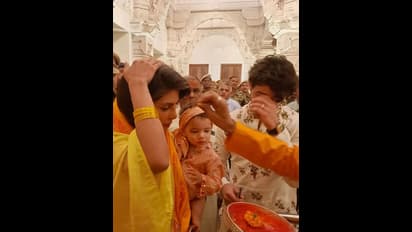 ಪತಿ ಜೋನಸ್ ಹಣೆಗೂ ತಿಲಕವಿಡುವಂತೆ ಕೈ ಸನ್ನೆ ಮಾಡಿದ ಪೀಸಿ : ಪತ್ನಿಯ ಸಂಸ್ಕೃತಿಯನ್ನೂ ಗೌರವಿಸಿದ ನಿಕ್‌ಗೆ ನೆಟ್ಟಿಗರ ಶ್ಲಾಘನೆ