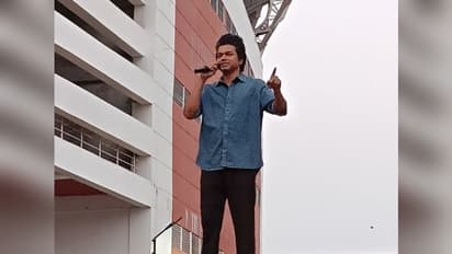 இந்த மனசு தான் சார் கடவுள்! ஸ்பெஷலான ரசிகருக்கு... திடீர் என இன்ப அதிர்ச்சி கொடுத்த தளபதி விஜய்! வைரல் வீடியோ!