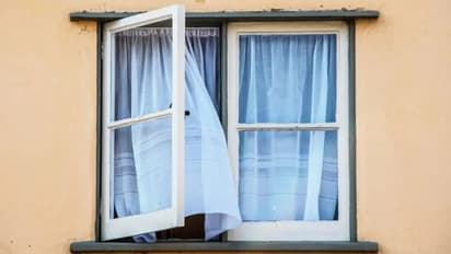 സ്വകാര്യനിമിഷങ്ങളിലെ ശബ്ദം വീട്ടിലെ സമാധാനം തകർക്കുന്നു, അയൽക്കാർ ജനലടയ്ക്കണം; വിചിത്ര പരാതിയുമായി യുവതി