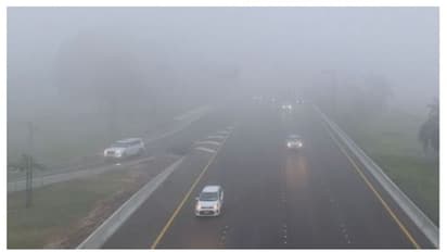 മൂടല്മഞ്ഞ് പുതച്ച് യുഎഇ, റെഡ്, യെല്ലോ അലര്ട്ടുകള് പ്രഖ്യാപിച്ചു; ഡ്രൈവര്മാര്ക്ക് ജാഗ്രതാ നിര്ദ്ദേശം