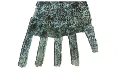 2,000 വര്ഷം പഴക്കമുള്ള വെങ്കല കൈപ്പത്തിയുടെ 'നിഗൂഢ രഹസ്യം' കണ്ടെത്തി