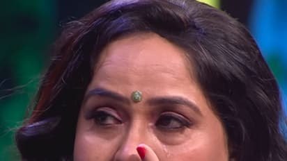 కృష్ణ పేరు చెప్పగానే చిరాకు పడ్డ చిరంజీవి హీరోయిన్.. వేదికపైనే కంటతడి..