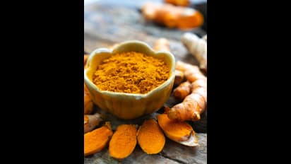 சாதாரண 'மஞ்சள்' தூள்னு நினைக்காதீங்க.. இந்த '3' உணவுகளோட சுவையை அப்படியே மாத்திரும்!! 