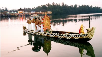മാരാന്മാർ ശംഖനാദങ്ങൾ മാറിമാറി മുഴക്കി, തേവർ പുഴ കടന്നു! ഇനി കിഴക്കേ കരയില് കാണാം, ആറാട്ടുപുഴയിൽ ഉത്സവം