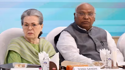 ലക്ഷ്യം 2027 നിയമസഭാ തെരഞ്ഞെടുപ്പോ? ഉത്തർപ്രദേശിലെ കമ്മിറ്റികൾ പിരിച്ചുവിട്ട് കോൺഗ്രസ്