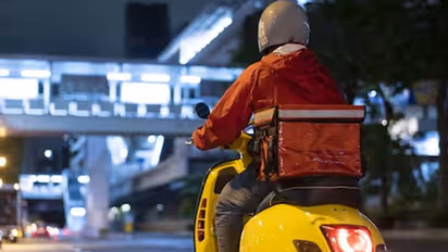 தண்ணீர் கேட்ட உணவு டெலிவரி பாய்! கிச்சனுக்கு சென்ற பெண் என்ஜினீயர் அலறல்! நடந்தது என்ன?