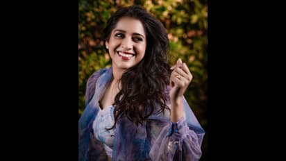 క్యూట్‌ స్మైల్‌తో కట్టిపడేస్తున్న `జబర్దస్త్` రష్మి.. బ్లూ ఫ్లోరల్‌ డ్రెస్‌లో ఆ అందం చూశారా?!