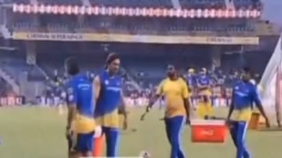 IPL 2024: சிஎஸ்கே ஆதரவு ஊழியருக்கு உதவிய எம்.எஸ்.தோனி – இந்த அளவுக்கு இறங்கி வேலை செஞ்ச தோனியின் வீடியோ வைரல்!