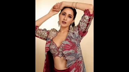 ప్రగ్యా జైస్వాల్ రెడ్ డ్రెస్ లో చందమామలా వెలిగిపోతోందిగా.. బ్యూటిఫుల్ పిక్స్ వైరల్ 