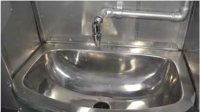 ആ ബുദ്ധി മലയാളിയുടേത്! ട്രെയിൻ യാത്രക്കിടെ ശ്രദ്ധിച്ചിട്ടില്ലേ? നൂറ്റാണ്ട് പിന്നിട്ട ഈ വാട്ടർ ടാപ്പ്, പൊളിയാണ്