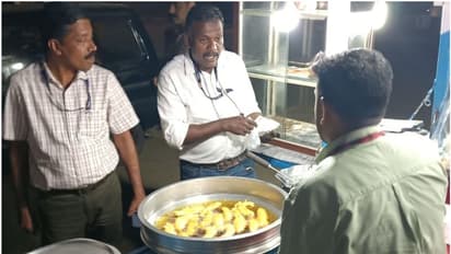 തട്ടുകടകളില് രാത്രി നഗരസഭയുടെ പരിശോധന, കണ്ടെത്തിയത് നിരവധി നിയമലംഘനങ്ങള്, കർശന താക്കീത്