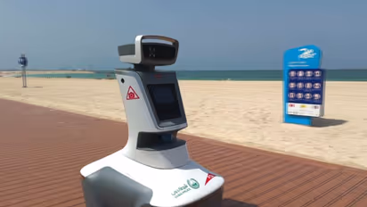 പാതകളിൽ നിയമലംഘനം ഉണ്ടായാൽ എഐ ബുദ്ധി ഉണരും, പിന്നാലെ പിഴയുമെത്താം, എഐ റോബോട്ടിറങ്ങിയത് ജുമൈറ ബീച്ചിൽ