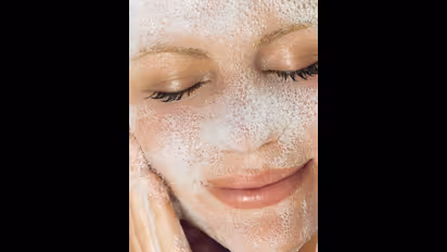 How to pick the best facewash for your skin type? A guide to healthy skin 