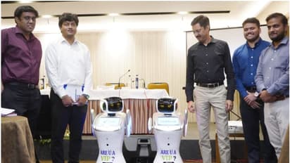 വരും ദിവസങ്ങളിൽ തൃശൂരിൽ റോബോട്ടുകളെ കണാം, കണ്ടാലൊരു ഹായ് പറഞ്ഞേക്ക് ഗഡി! 'ഇമ്മിണി ബല്യ' പണിയുണ്ട് ഇവർക്ക്