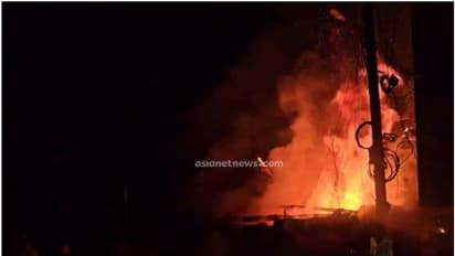 താമരശ്ശേരി ടൗണിൽ തീപിടുത്തം, പഴയ ബസ് സ്റ്റാൻ്റിനു മുന്നിലെ രണ്ട് ബേക്കറികൾ പൂർണമായും കത്തി