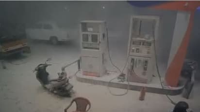 കന്നാസിൽ പെട്രോൾ വാങ്ങി ലൈറ്റർ കത്തിച്ച് യുവാവ്, ആപ്ത മിത്ര വോളന്റീയറിന്റെ ഇടപെടലിൽ ഒഴിവായത് വൻദുരന്തം