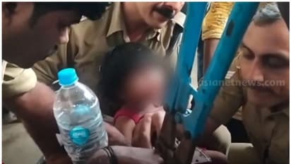 'കരയല്ലേ, കരയല്ലേ'... കുഞ്ഞു ജാസിയയുടെ വിരൽ ഇഡലിത്തട്ടിൽ കുടുങ്ങി, പോറൽപോലുമേൽക്കാതെ രക്ഷിച്ച് ഫയർഫോഴ്സ് സംഘം