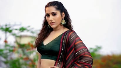 ఫోటో పెడితే జూమ్ చేసి సొల్లు కార్చుకుంటారు... రష్మీ గౌతమ్ క్రేజీ కామెంట్ వైరల్!