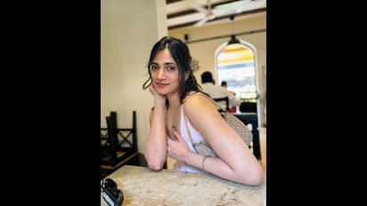 அட நம்ம லாஸ்லியாவா இது? ஆளே மாறிட்டாங்கப்பா - மாடர்ன் உடையில் எக்கச்சக்க கவர்ச்சியில் வெளியிட்ட photos!