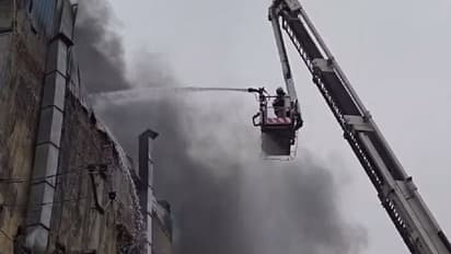 Delhi News: दिल्ली की एक फैक्ट्री में लगी आग, 100 फायर ब्रिगेड कर्मी 26 गाड़ियों ने 4.45 घंटे में पाया काबू