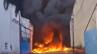 Breaking News: दिल्ली के अलीपुर फैक्ट्री में लगी भीषण आग, फायर ब्रिगेड की 26 गाड़ियां, 100 कर्मी मौके पर