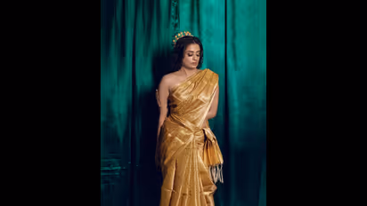 ಬ್ಲೌಸ್ ಹಾಕದೇ ಗೋಲ್ಡನ್ ಸೀರೆ ಧರಿಸಿದ ನಟಿ ಪ್ರಿಯಾಮಣಿ: ನಿಮ್ಮಲ್ಲಿ ದೈವಿಕ ಕಳೆ ಇದೆ ಅನ್ನೋದಾ ಫ್ಯಾನ್ಸ್‌!