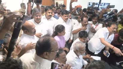 BREAKING: யார் முதலில் வேட்புமனு தாக்கல் செய்வது? திமுக Vs அதிமுக வாக்குவாதம்.. வடசென்னையில் பரபரப்பு