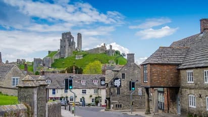 ಇಂಗ್ಲೆಂಡ್ ಈ ಕೋಟೆಯಲ್ಲಿ ಇದೇ ಮೊದಲು ಆಚರಣೆಯಾಯ್ತು ಹೋಳಿ, ಬಣ್ಣದಲ್ಲಿ ಮಿಂದೆದ್ದ ಜನ