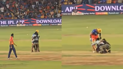 ചിന്നസ്വാമിയിൽ വലിയ സുരക്ഷാ വീഴ്ച, ഗ്രൗണ്ടിലേക്ക് ഓടിയിറങ്ങി കോലിയുടെ കാല്‍ക്കല്‍ വീണ് കെട്ടിപ്പിടിച്ച് ആരാധകൻ