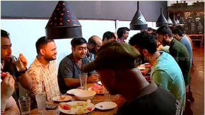 ഒത്തുചേരൽ ജുനൈദിന്റെ സ്നേഹക്കടയിൽ; ഒരുമിച്ചിരുന്ന് നോമ്പുതുറന്ന് മട്ടാഞ്ചേരിയിലെ കശ്മീരികൾ