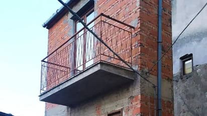 ഒരേസമയം രണ്ടുപേർക്ക് ഒരുമിച്ച് നിൽക്കാൻ പോലും പറ്റാത്ത വീട് കാണാൻ ആയിരങ്ങൾ..!