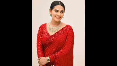 2 ತಿಂಗಳ ಮಗಳ ಜೊತೆ ನಟಿ ಕಾವ್ಯಾ ಗೌಡ ಔಟಿಂಗ್ : ಕೆಂಪು ಸೀರೇಲಿ ಮಿಂಚಿಂಗ್, ಹಣೆಯಲ್ಲಿಲ್ಲ ಬೊಟ್ಟು ಎಂದ ನೆಟ್ಟಿಗರು