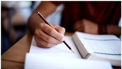 മകന്റെ ഹോം വർക്കിനെച്ചൊല്ലി സ്കൂളിൽ വിളിച്ച് ബഹളം, പിന്നാലെ പൊലീസിനും ഫോൺ കോളുകളുടെ പെരുമഴ; അച്ഛൻ അറസ്റ്റിൽ