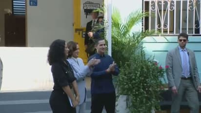 ತನ್ನ ವಿರುದ್ಧದ ಪ್ರತಿಭಟನಾ ಹಾಡಿಗೆ ತಿಳಿಯದೇ ಚಪ್ಪಾಳೆ ತಟ್ಟಿ ಮುಜುಗರಕ್ಕೀಡಾದ ಅಮೆರಿಕಾ ಉಪಾಧ್ಯಕ್ಷೆ