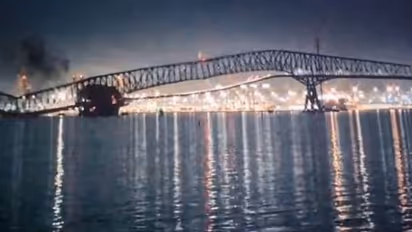 கப்பல் மோதி இடிந்து விழுந்த அமெரிக்கப் பாலம்! கொத்துக் கொத்தாக நீரில் மூழ்கிய வாகனங்கள்!