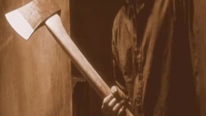 UP News: होली पर छप्पर के नीचे सो रहे दंपत्ति को कुल्हाड़ी से काट डाला, गिरफ्तार पिता-पुत्र ने बताई वजह