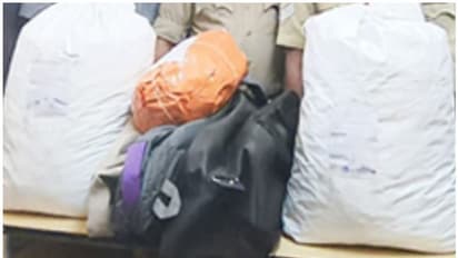 വീണ്ടും വിവേക് എക്സ്പ്രസ്, അന്ന് എസി കോച്ച്; ഇന്ന് ജനറൽ, സീറ്റുകൾക്കടിയിൽ ഒളിപ്പിച്ച ബാഗിൽ കണ്ടത് 19 കെട്ടുകൾ