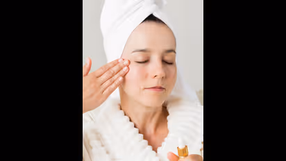 மழைக்காலத்தில் உங்க முகம் ஜொலிக்க 'இந்த' ஸ்கின் கேர் டிப்ஸ ஃபாலோ பண்ணுங்க!