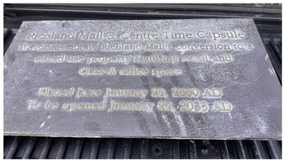 'കിട്ടി... ടൈം ക്യാപ്സൂൾ പെട്ടി കിട്ടി...'; കെട്ടിടം പൊളിച്ചപ്പോൾ അടിയിൽ 'ടൈം ക്യാപ്സ്യൂൾ' എന്നെഴുതിയ പെട്ടി!