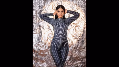 ವಿಭಿನ್ನವಾದ ಡ್ರೆಸ್‌ಗೆ ಬಿಳಿ ಮುತ್ತುಗಳನ್ನೂ ಪೋಣಿಸಿಕೊಂಡ ಮೇಘಾ ಶೆಟ್ಟಿ: ನಾಗಿಣಿ ಪಾರ್ಟ್ 3 ಎಂದ ಫ್ಯಾನ್ಸ್‌!