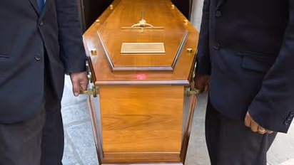 ശവസംസ്കാരച്ചടങ്ങിൽ ചേട്ടന്റെ മൃതദേഹത്തിൽ നിന്നും ചെവി മുറിച്ചെടുത്ത് അനിയൻ, കാരണം വിചിത്രം തന്നെ..!