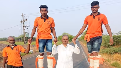 ಶ್ರೀಶೈಲಕ್ಕೆ ಪಾದಯಾತ್ರೆ: ಕೀಲು ಕುದುರೆ ನಡಿಗೆಯಲ್ಲೇ ಮಲ್ಲಿಕಾರ್ಜುನ ದರ್ಶನ..!