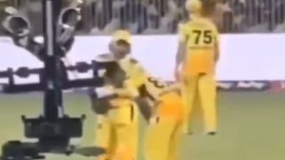 தோனி காலில் விழுந்து ஆசி பெற்று பந்து வீசி ஒரு விக்கெட் எடுத்த பதிரனா – சிஷ்யனை பாராட்டும் சிஎஸ்கே ரசிகர்கள்!