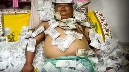 500 ರು. ನೋಟಿನ ಹಾಸಿಗೆ ಮೇಲೆ ಮಲಗಿದ ರಾಜಕಾರಣಿ...!